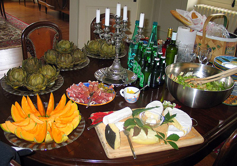 En enkel lunch, med sallad, frukt, br&ouml;d, ostar och mycket annat